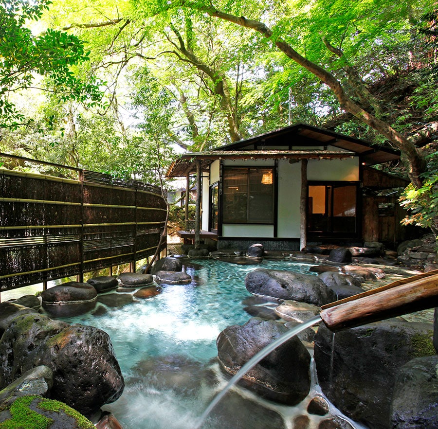 吉奈川畔の露天風呂で、名湯の効能をじっくり全身に染みわたらせて……。