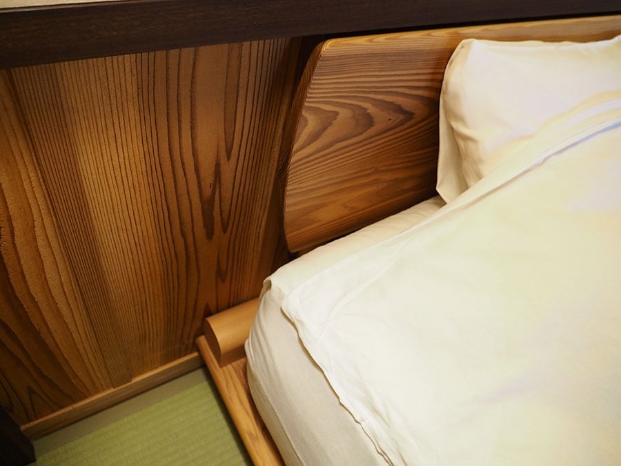 快眠効果を考えて設計された、杉材でつくられたベッドスペース。