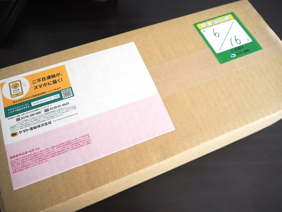 配達予定日の夕方頃、商品が到着。ちなみに送料は500円です。撮影：CREA WEB編集部