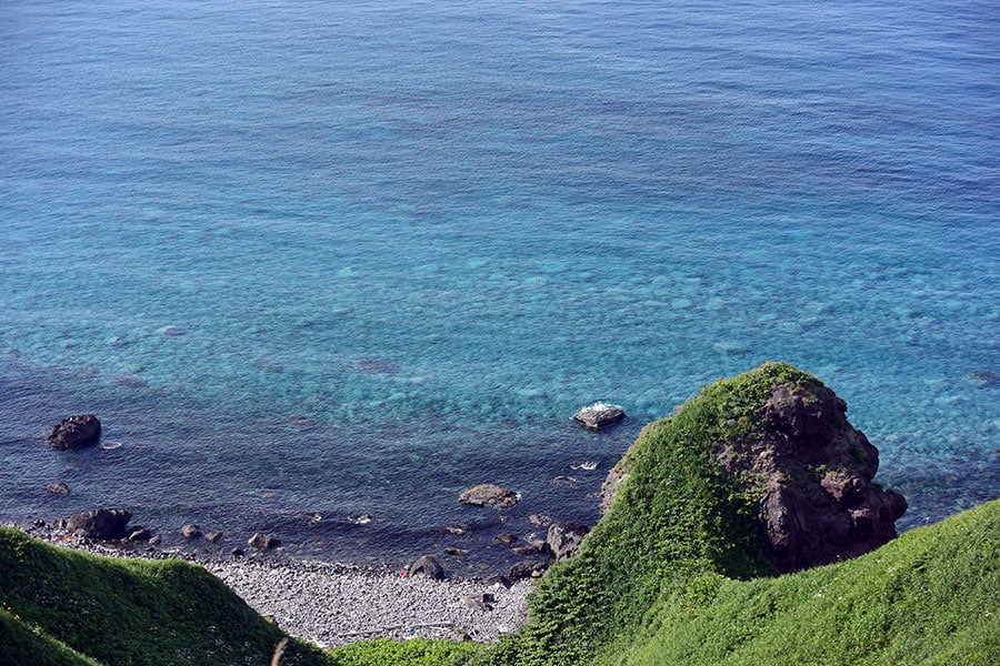 神威岬の積丹ブルー。ここの尾根道が女人禁制になったのは、江戸時代、この地を治めていた松前藩がニシン漁を守るためにチャレンカの伝説を利用したから、との説も……