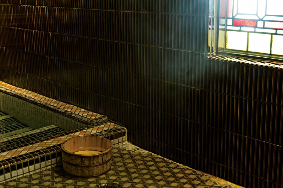 【登録有形文化財の宿 名泉鍵湯 奥津荘】4つの浴室の中で、最も豊富な湯量を誇る「泉の湯」。ひとりにもちょうどいい大きさで24時間いつでも貸切り可。／Photo: Manami Takahashi