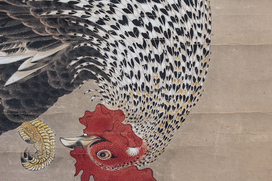 雄鶏の首の後ろ部分は白い絵の具が剥落しているが、描写の細かさがよく分かる。
