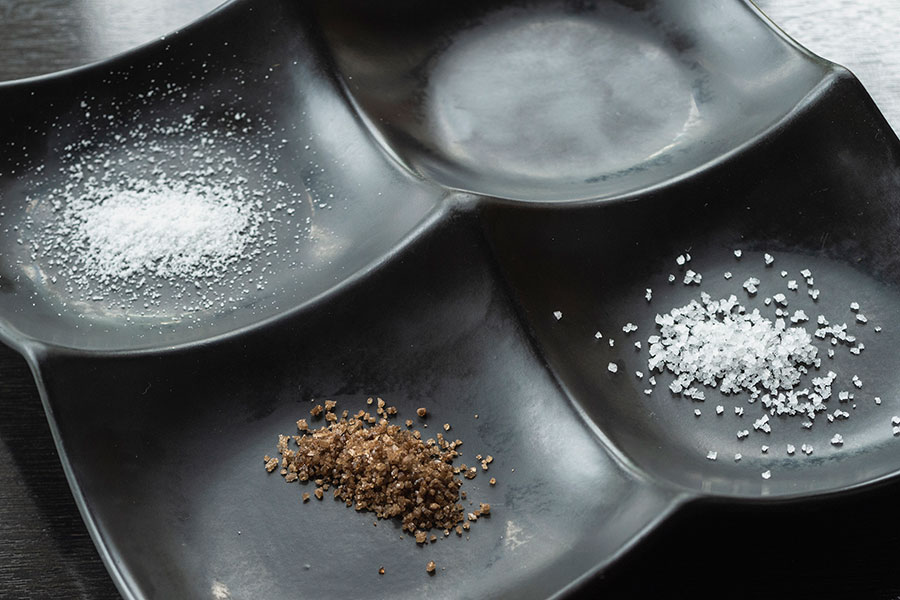 店で使っている塩二郎さんの3種類の塩。粒子が粗いものは下味に使用。