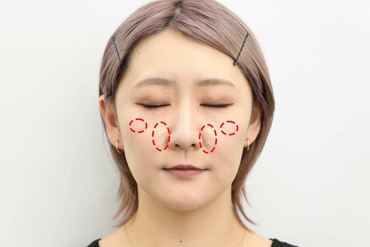 【STEP2】ベージュのコンシーラーをくずれたところにピンポイントにのせる。くすみがちな人は、頬にピンクを足しても○。