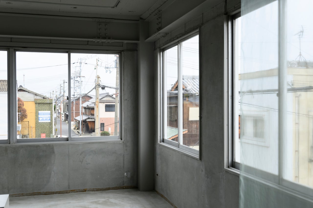 志筑はかつて港町として栄えた場所で、周辺を歩くと瓦屋根の古い住居や商店の名残を思わせる建物もあった。