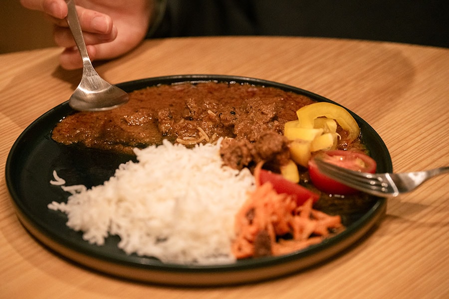 金子さんはニンニクやビネガーを2日以上漬け込んだ豚肉を使ったカレー「ポークビンダルー」（680円）を。