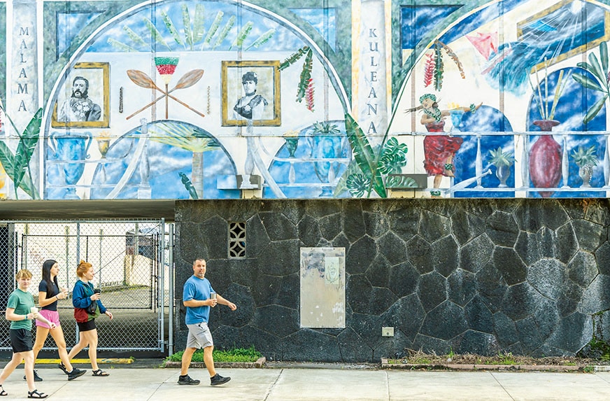 ウォールアートが描かれた建物も多く、街歩きが楽しいヒロ。ダウンタウンはベイフロントや路肩にパーキングもたくさんあってなんと無料！