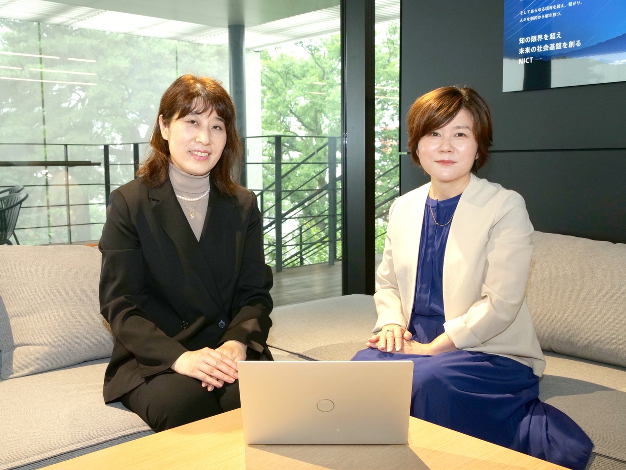 NICTダイバーシティ推進室長 板谷さん(左)とメンバーの都丸さん。「これからの時代を担う若い人たちがぜひ働きたいといってくれるような職場になるよう、今働いているそれぞれが個性を活かしつつ、楽しんで仕事に取り組める環境づくりができればと思います。」