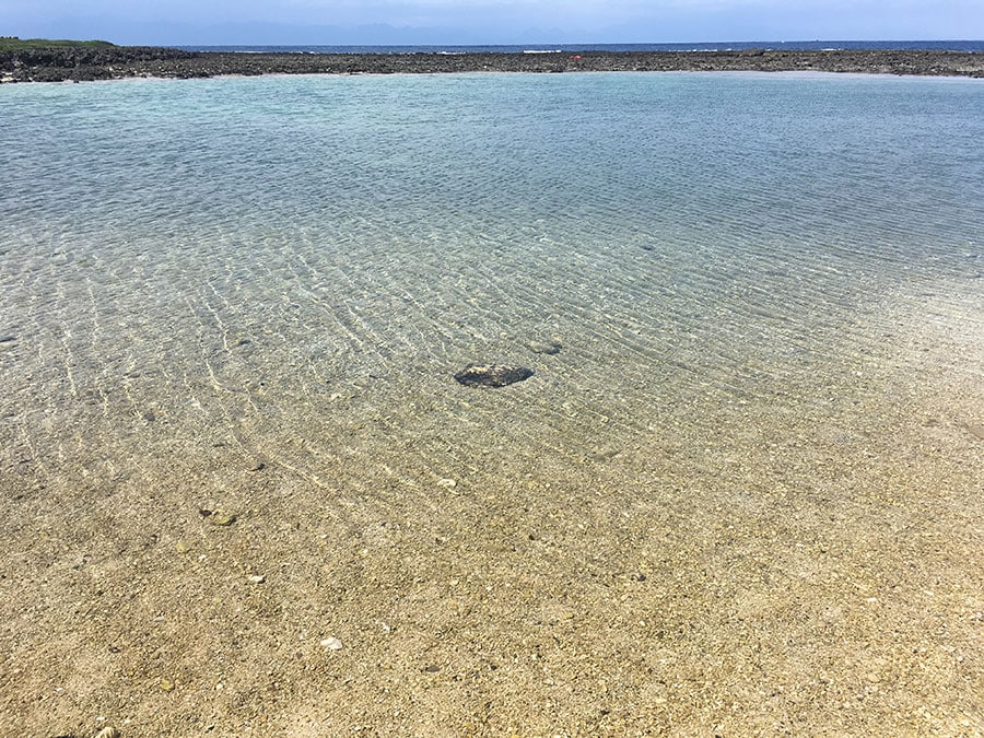 小魚なども見える透明度抜群の入り江。