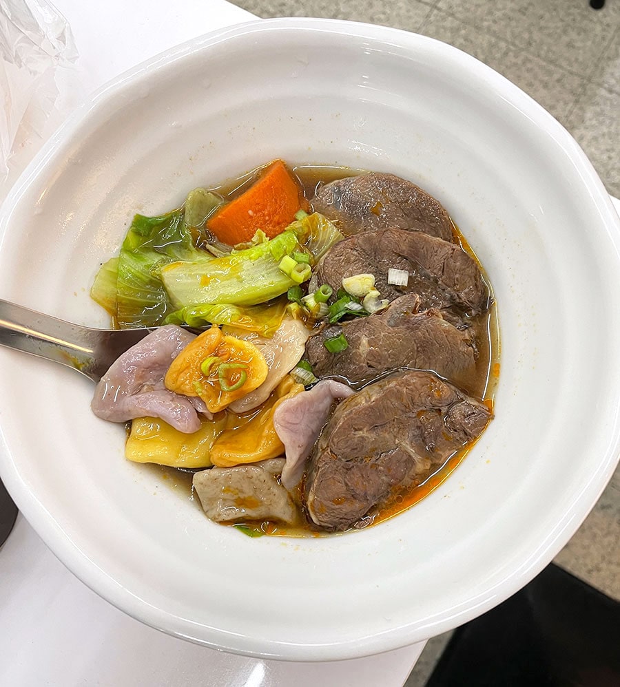 写真のように主食を五行麺疙瘩（カラフルすいとん）にした場合は、追加10元です。