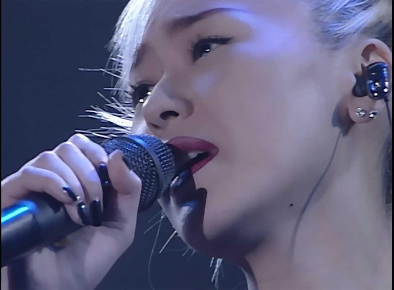 KEIKOといえば“高音”。金髪で歌い上げる姿が美しい！（「globe official」公式Xより）。