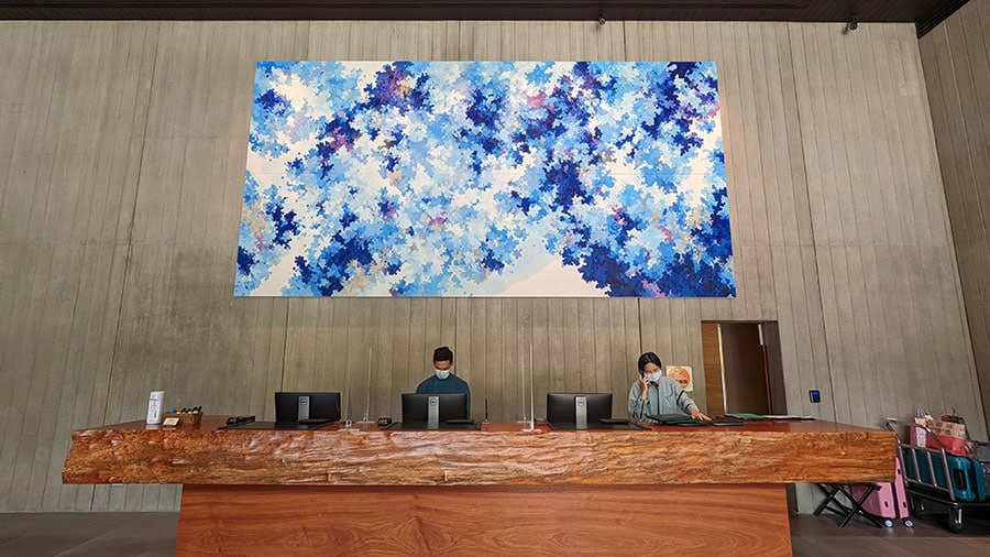 巨大なアートが飾られたレセプション。館内の随所に、日本人や台湾人のアート作品が展示されています。