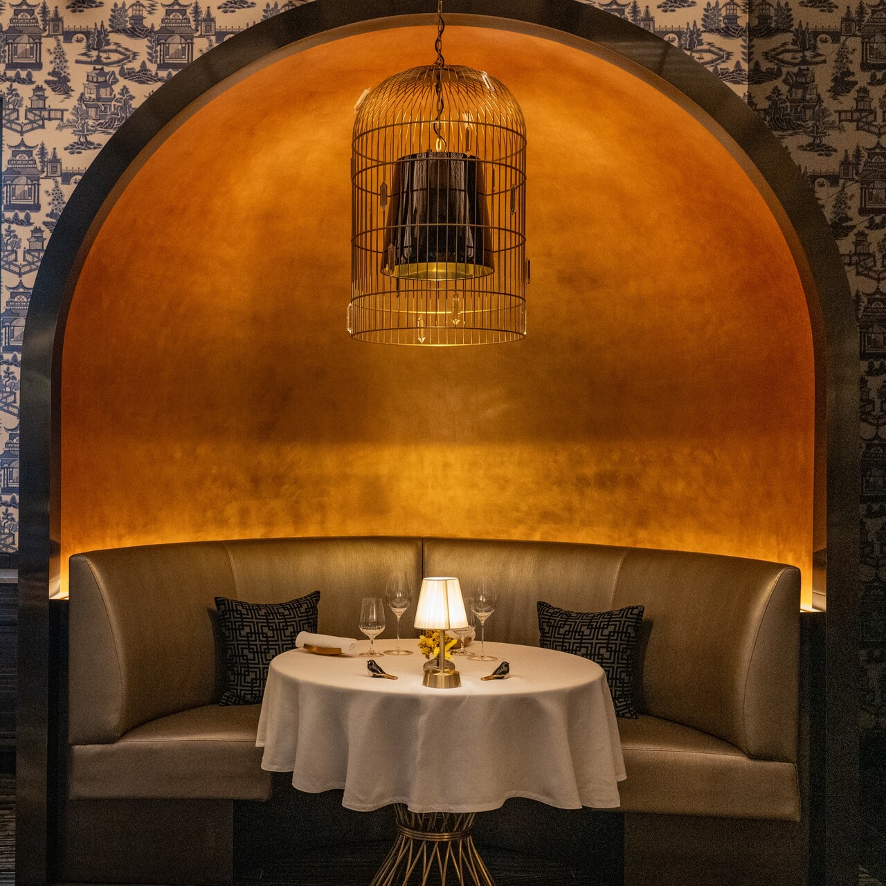 ロマンティックな空間演出も素敵なダイニング。