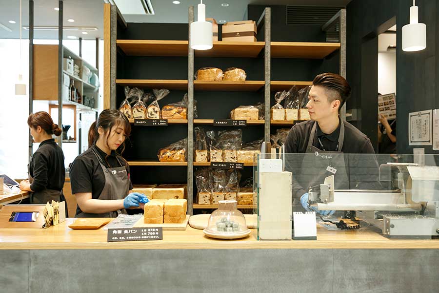 【パン屋むつか堂カフェ アミュ博多店】店内。