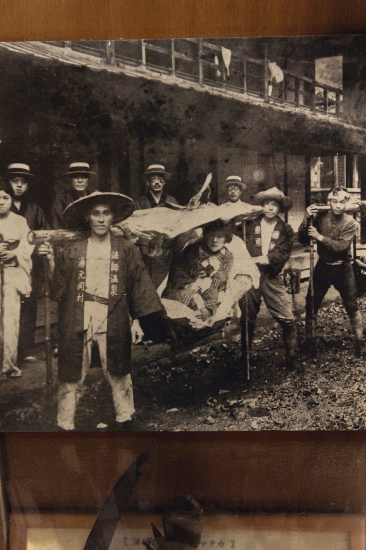 与謝野晶子（写真）、直木三十五、菊池寛、川端康成。文人たちの貴重な旅写真も展示。
