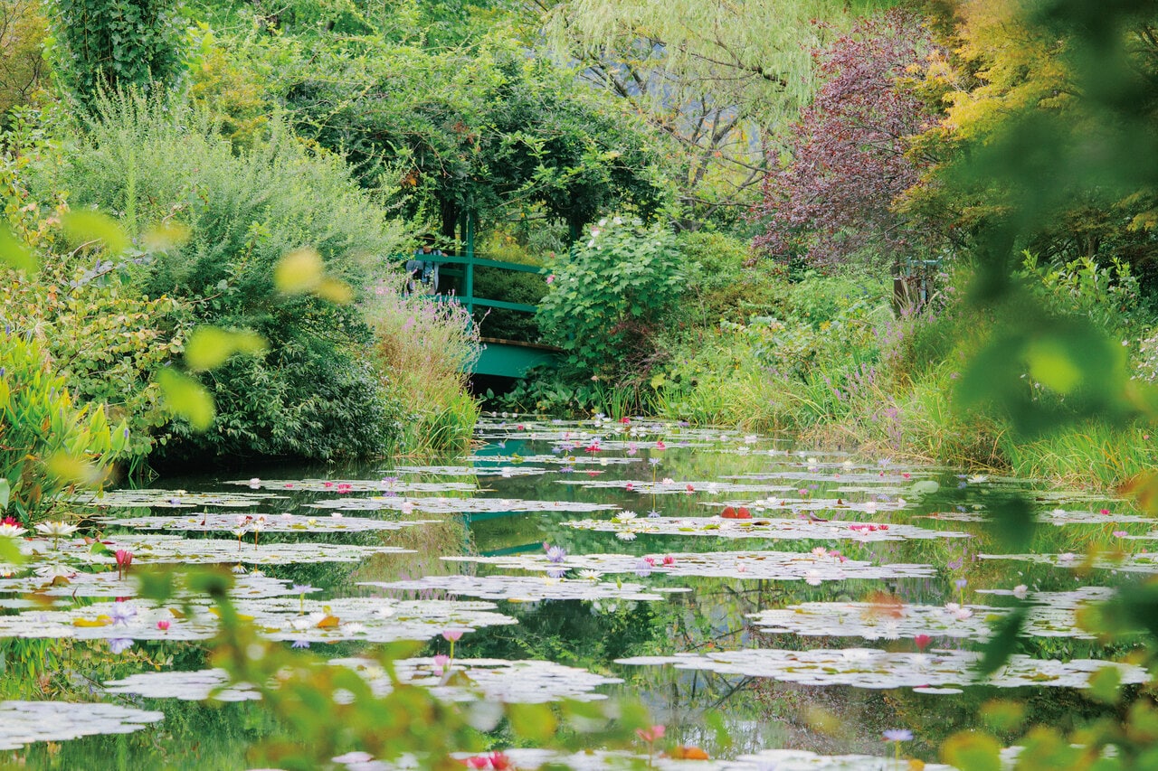 浮世絵から影響を受けたモネがジヴェルニーの庭にあつらえた日本風の太鼓橋も忠実に再現。