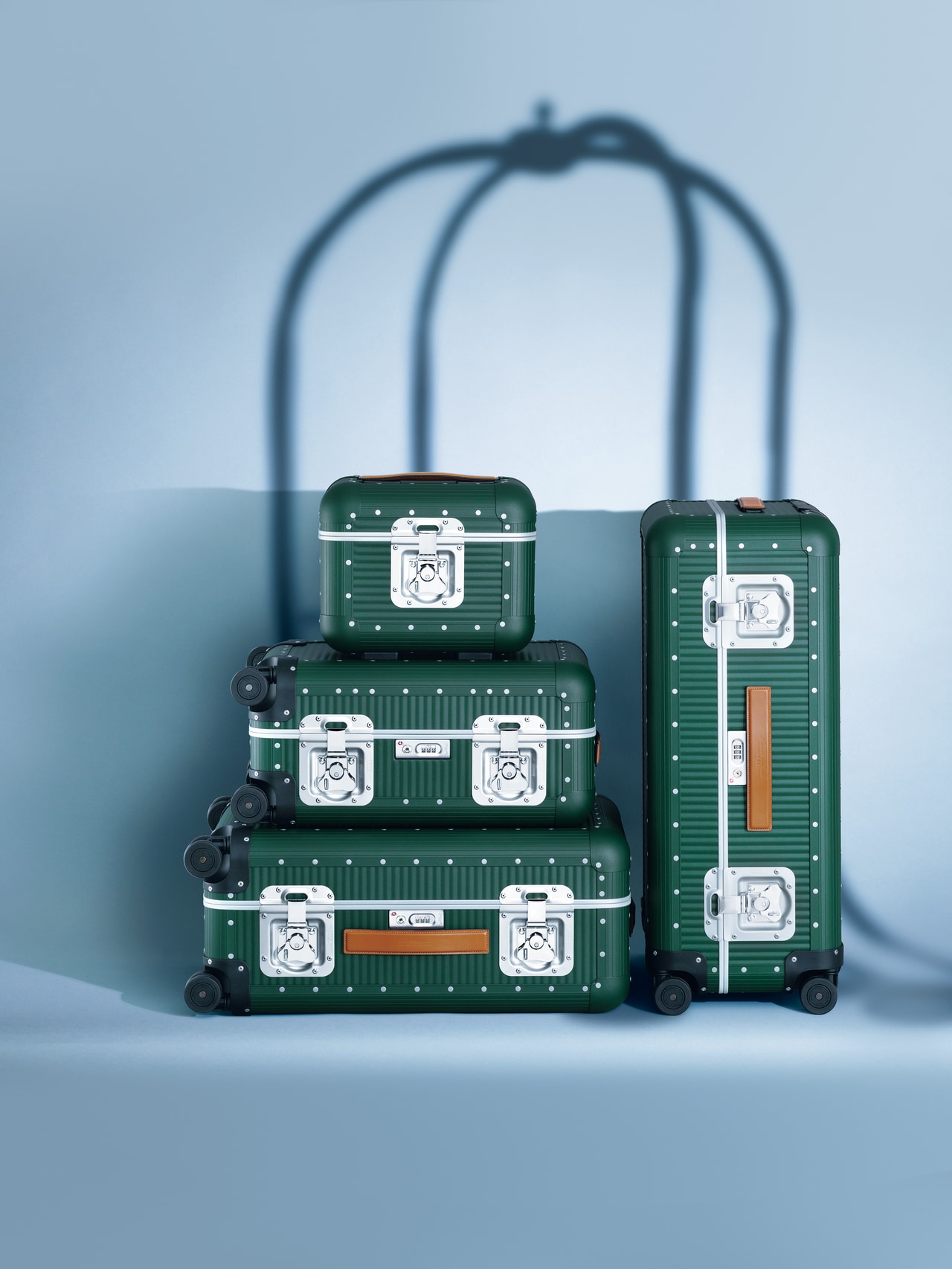 〈右〉「BANK SPINNER 76 チェックイン」（H75×W49×D28.5cm、7.4kg） 385,000円、〈左〉上から「BANK VANITY CASE キャビン」（H26×W33×D22cm、2.7kg） 215,600円、「BANK SPINNER 55M キャビン」（H55×W40×D24.5cm、5.5kg） 332,200円、「BANK SPINNER 68 チェックイン」（H68×W45×D27.5cm、6.6kg） 366,300円／FPM Milano