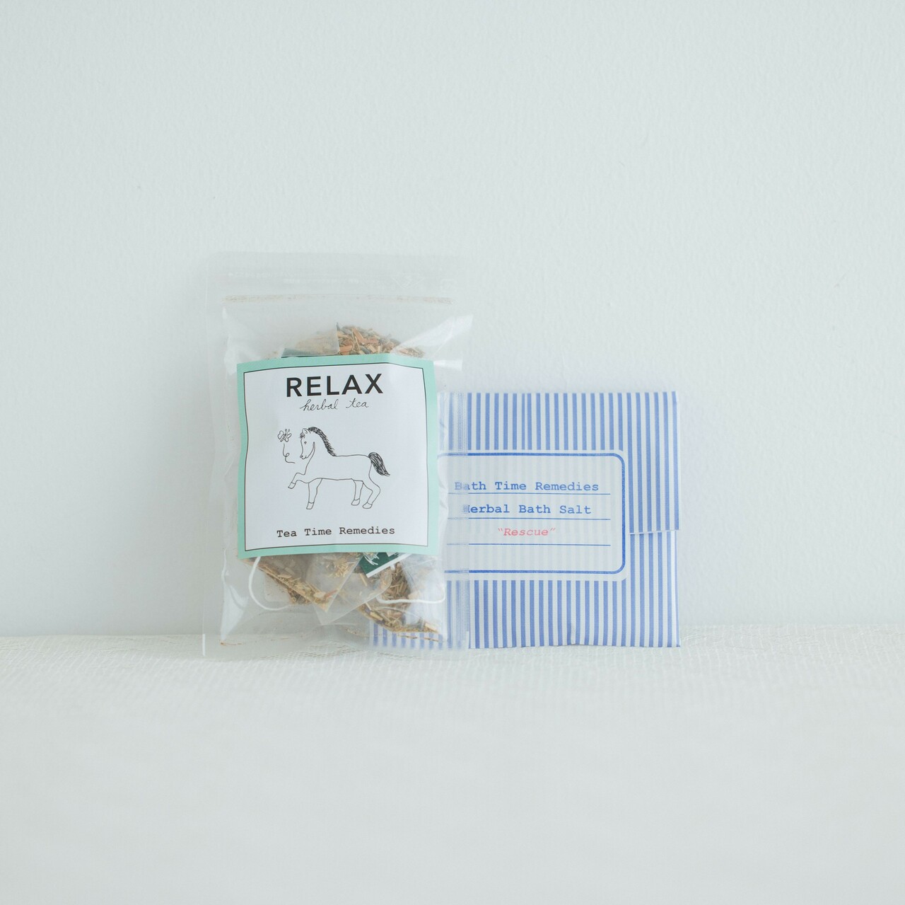 「ハーブティー＆バスソルト ギフトセット “Relax”」左から：“Relax”ティーバッグ5個入り、バスソルト“Rescue”1個入り 1,100円／Bath time remedies