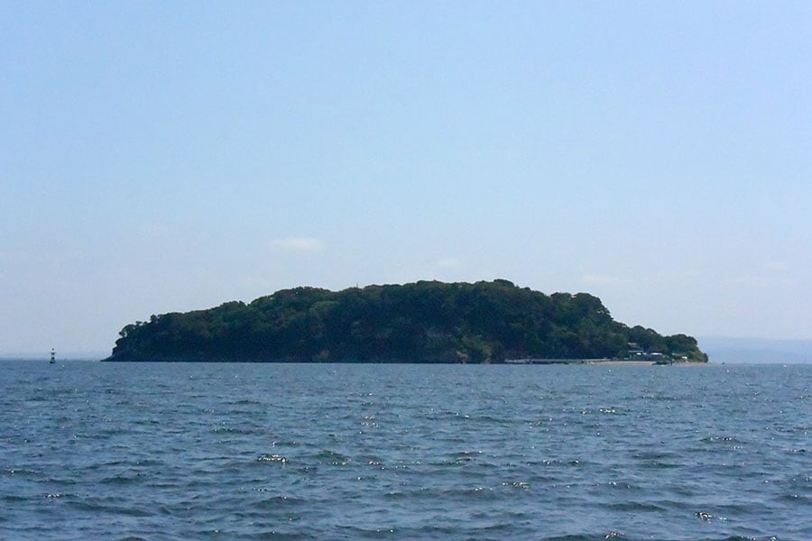 東京湾で唯一の無人島。横須賀から船でアプローチ。
