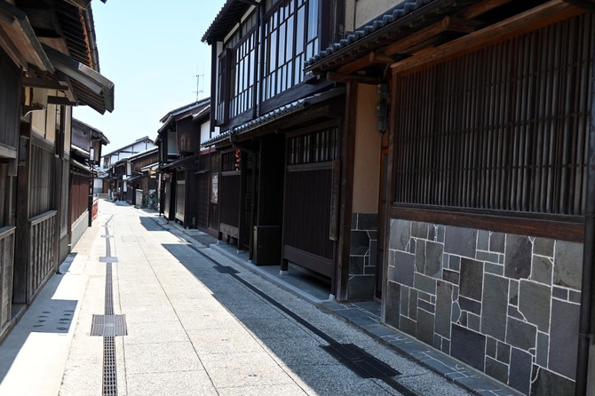 京都に最も近い港町として栄えた小浜。中世の頃からの風情を残す小浜西組は重要伝統的建造物群保存地区です。