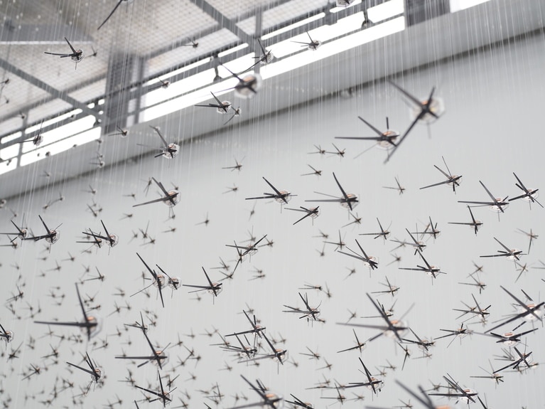 「 研ぎ澄ます、雪の妻有」 ⼭本 茜  「生きる」（「movements」 目[mé]） 普段は多くの人が訪れる美術館も、雪のせいかがらんとしている。時計たちの秒針が響き渡る。