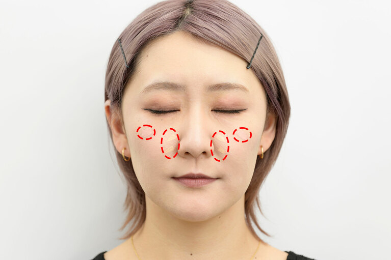 【STEP2】ベージュのコンシーラーをくずれたところにピンポイントにのせる。くすみがちな人は、頬にピンクを足しても○。