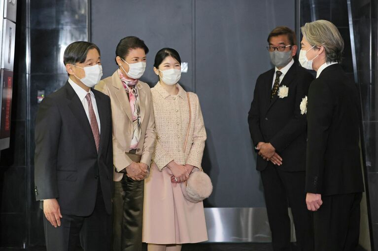 2022年12月、映画『Dr.コトー診療所』地域医療支援チャリティー上映会の会場に到着し、俳優の吉岡秀隆氏（右）らの出迎えを受けられる天皇皇后両陛下と愛子さま　©時事通信社