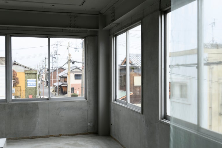 志筑はかつて港町として栄えた場所で、周辺を歩くと瓦屋根の古い住居や商店の名残を思わせる建物もあった。