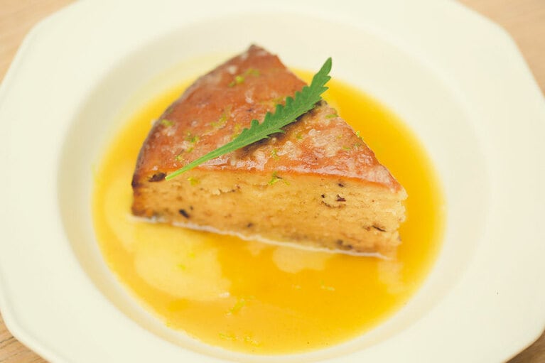 「西班牙椰棗鬆糕」はデーツのパウンドケーキ。あたたかいケーキにバニラトフィーのソースをたっぷりとかけて供される。ラベンダーの葉とレモンの果皮を散らして。165元。