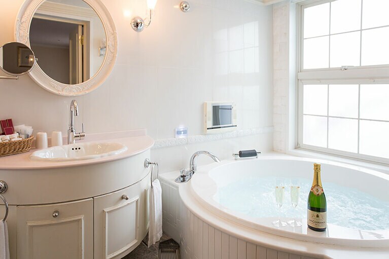 アンティークの調度品を配し、それぞれ趣が異なる客室は全30室。