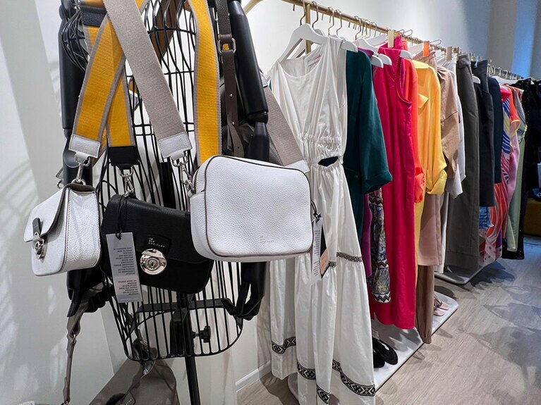 衣料品だけでなく、スカーフやバッグなどの小物も扱っている。