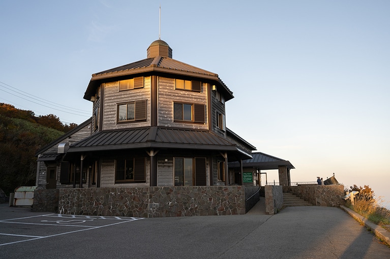 宿泊や食事、カフェ、トレッキング情報を提供する「ドンデン高原ロッジ 自然リゾート」。