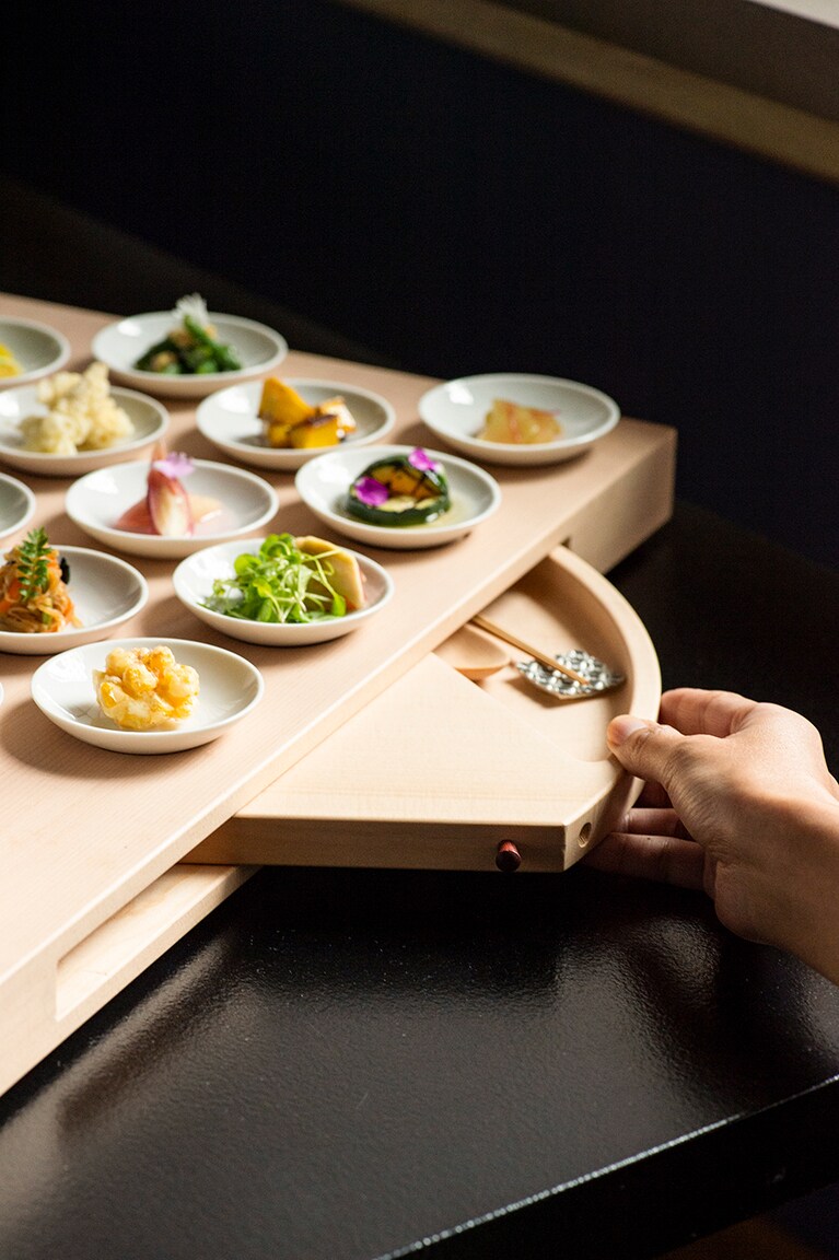 特製のプレートに小皿が並べられた美しい彩りのランチ。