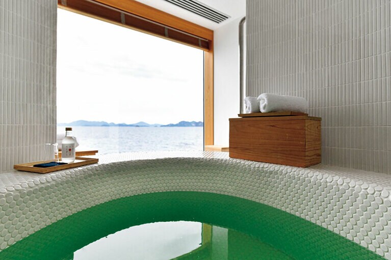 バスタブを備えたトリートメントルームも。