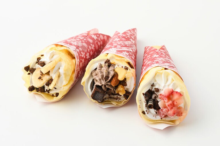 クレープ自販機Bチェリー「お花のようなクレープ」各390円（約90g）。左から：チョコバナナ、チョコナッツ、チョコいちご／静岡県