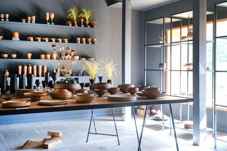 現代の食卓によりそう美しくも使い勝手のよい器が並ぶ。