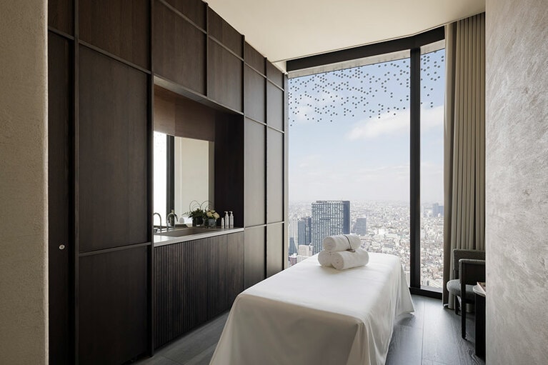 全室スパスイート仕様の「SPA sunya」のスパスイート仕様のトリートメントルームの一例。「スパ＆ランチプラン」1名33,000円（税・サ込）。3日前までに要予約。