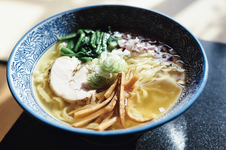 「ここの中華そばは本当に美味しくて、ペロリと食べられてしまう」。麵にもスープにもアルカリ温泉水が使われており、しっとりした鶏チャーシューがアクセントに。“ラーメン(塩)”850円。