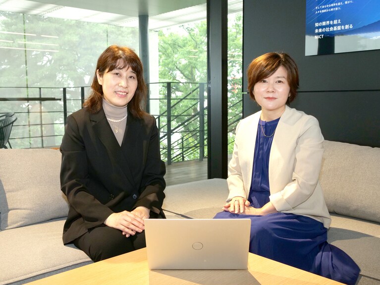 NICTダイバーシティ推進室長 板谷さん（左）とメンバーの都丸さん。「これからの時代を担う若い人たちがぜひ働きたいといってくれるような職場になるよう、今働いているそれぞれが個性を活かしつつ、楽しんで仕事に取り組める環境づくりができればと思います。」