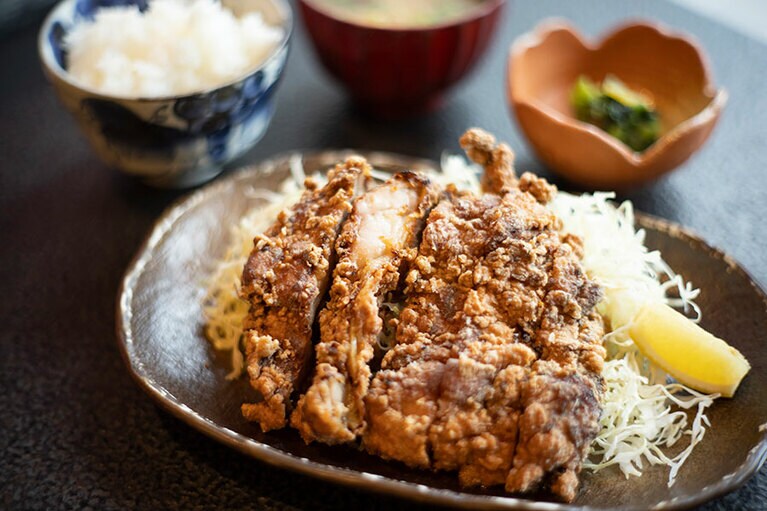 大判の鶏肉をりんご味噌に漬けこみ豪快に揚げた「味噌山賊焼き定食」1,730円。