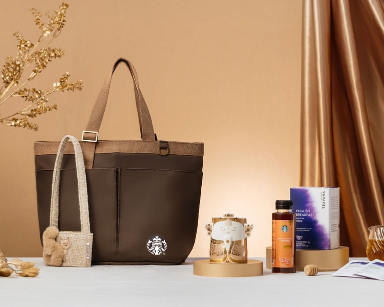 縁起の良いゴールドの媽祖様のマグカップや猫の飾り物付きドリンクホルダーのほか、シロップやお茶が入っています。