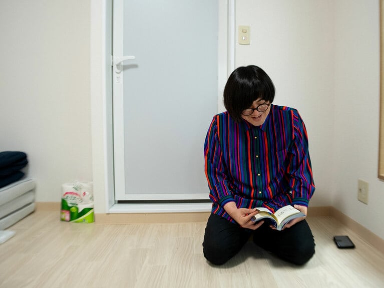 インタビューは車座で行われた。