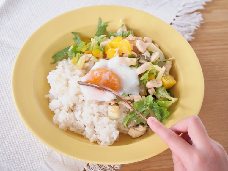 器にご飯とともに盛り付け、大葉を散らし、中心に（2）の卵を飾って完成。