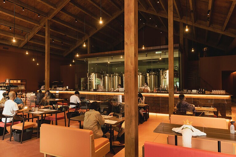 「A-FACTORY 弘前吉野町シードル工房」の発酵タンクが目を惹きます。タンク内二次発酵製法で醸造されたシードルは飲みやすいと評判。