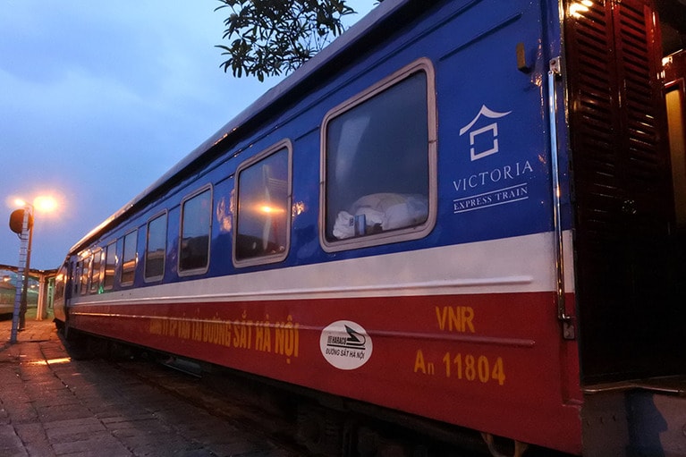 車両の前2両が「ヴィクトリア・エクスプレス・トレイン」。夜、ハノイを出発し、早朝にラオカイ駅に到着する。
