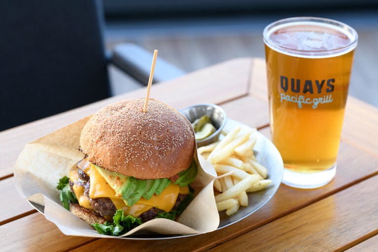 ダブル・キーズ・バーガー 1,800円、キーズ・ピルスナー 1,300円(1パイント)。