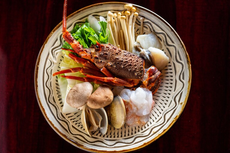 夕食には、旬の魚介がふんだんな「豊後鍋」を。