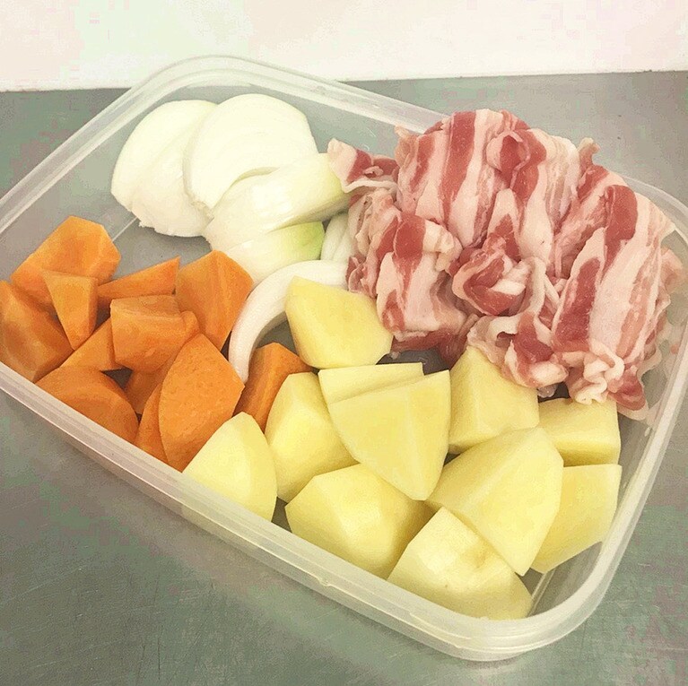 肉じゃがの材料。