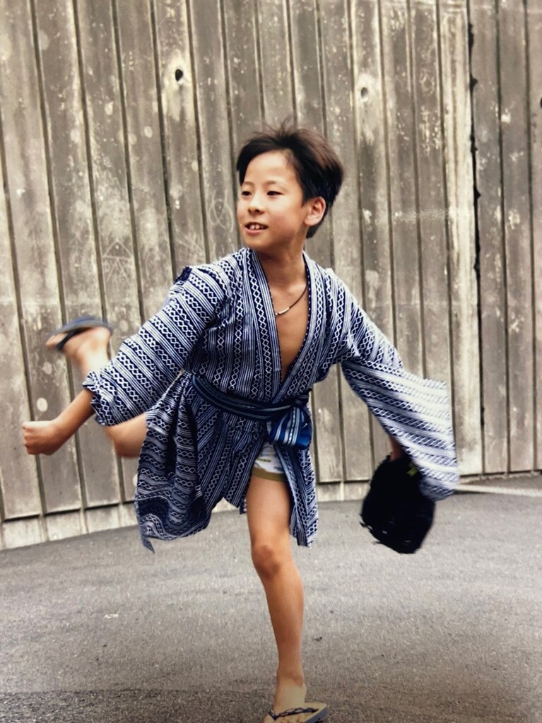 巡業中の休憩時間にキャッチボール。  「歌舞伎界は、歌舞伎の家に