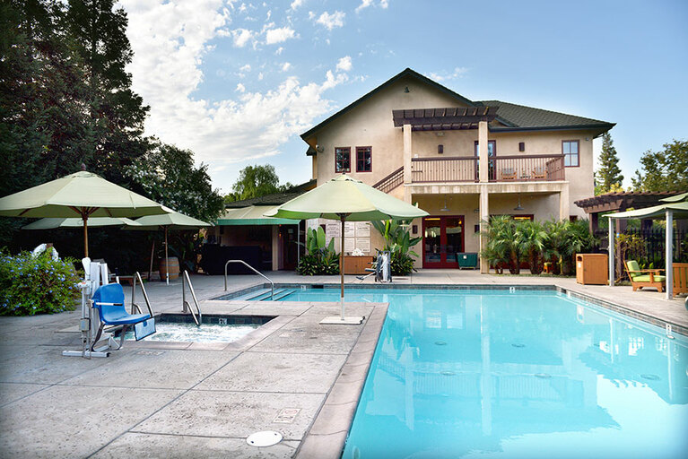 スパにはプールも併設されている。